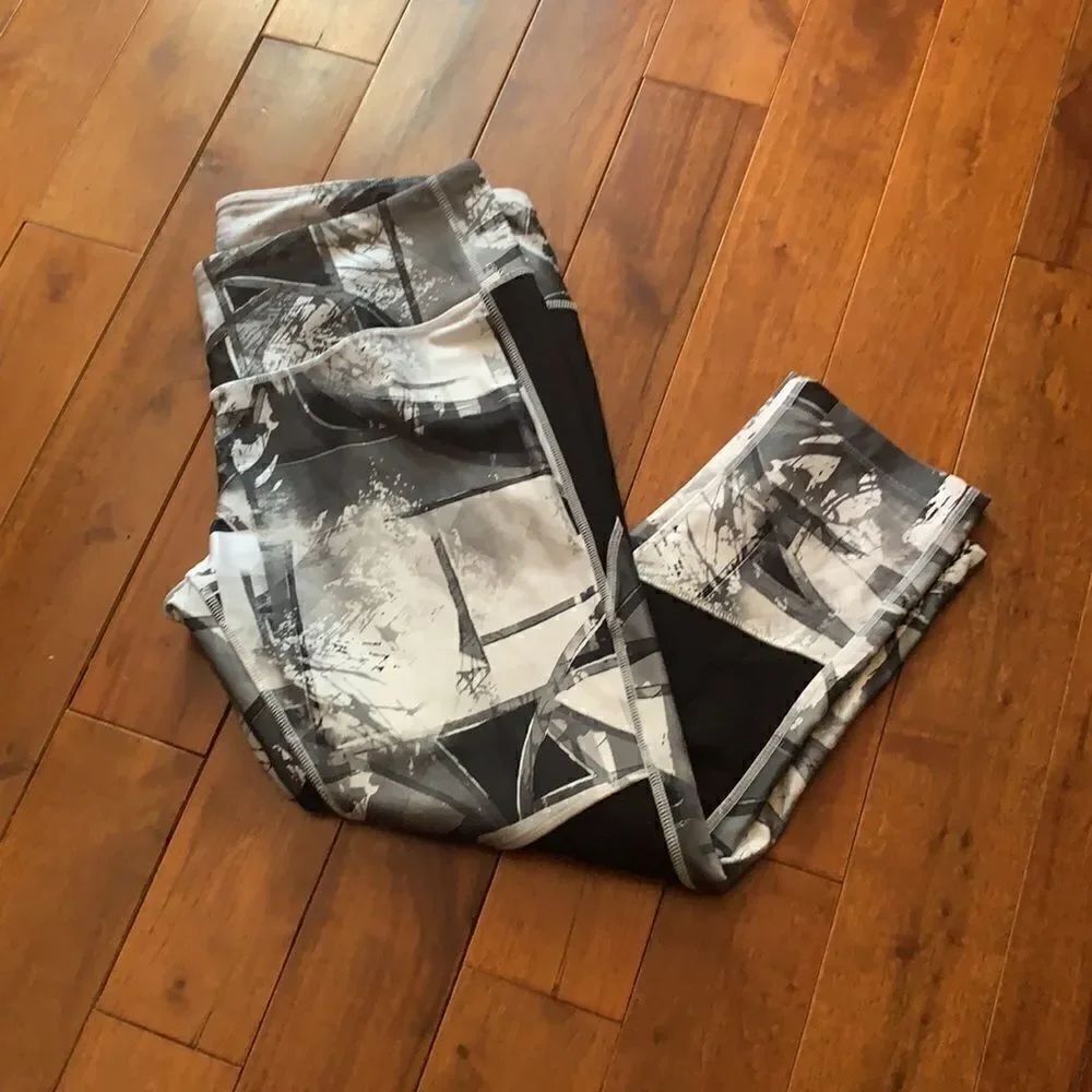 MPG Capri leggings black and white